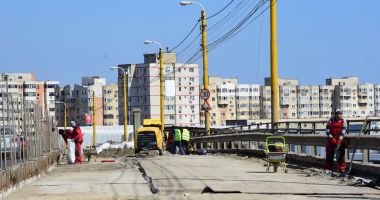 Stire din Social : Podul de la Butelii, în lucru. Se toarnă noul strat de beton