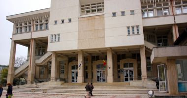 Stire din Cultură-Educație : "Iubitorii de Rime" se întâlnesc cu ocazia Zilei Poeziei
