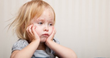 Stire din Sănătate : Părinții nu își vaccinează copiii de frică să nu facă autism