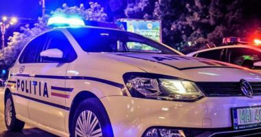 Stire din Actualitate : S-a urcat pe maşina de poliţie, cu un topor în mână, şi i-a ameninţat pe ofiţeri că îi omoară