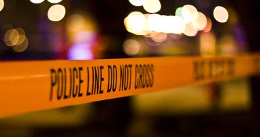 Un poliţist a fost rănit de un bărbat înarmat cu un cuţit. Agresorul, împuşcat mortal