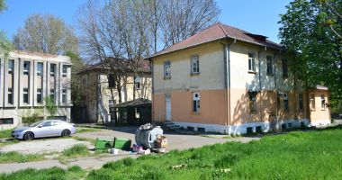 Buruieni cât casa în loc de cabinete medicale. "Jungla" din curtea Spitalului Municipal - 4