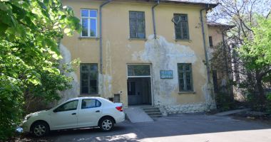 Buruieni cât casa în loc de cabinete medicale. "Jungla" din curtea Spitalului Municipal - 8