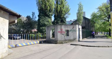 Buruieni cât casa în loc de cabinete medicale. "Jungla" din curtea Spitalului Municipal - 10