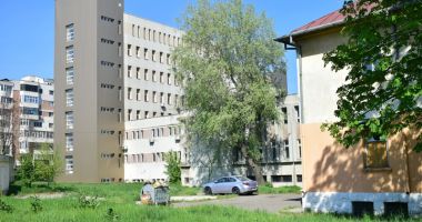 Buruieni cât casa în loc de cabinete medicale. "Jungla" din curtea Spitalului Municipal - 11