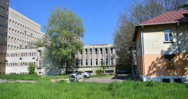 Buruieni cât casa în loc de cabinete medicale. "Jungla" din curtea Spitalului Municipal - 12