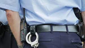 Stire din Actualitate : Polițist român, bătut de un vârsnic. Agentul a fost făcut KO pe holul blocului