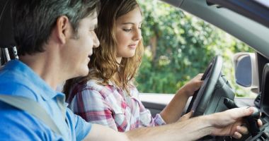 Stire din Economie : Poliţele RCA pentru şoferii sub 30 de ani s-au scumpit