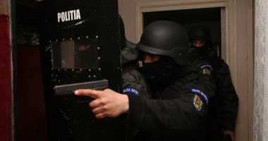 Stire din Eveniment : Percheziții pe strada Avram Iancu