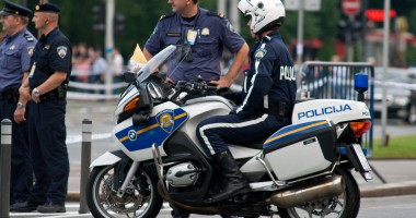 Stire din Actualitate : Amendată cu 550 de euro pentru că a sărutat un polițist!