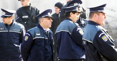 Stire din Eveniment : MAI scoate la concurs 3.000 de posturi. "Să sperăm că vor fi găsiți oameni competenți"