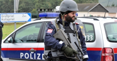 Români care transportau ilegal imigranți clandestini, arestați în Austria