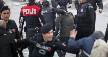 Stire din Actualitate : Proteste VIOLENTE în Istanbul! Poliția intervine cu tunuri de apă și gaze lacrimogene
