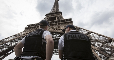 Turnul Eiffel a fost evacuat din cauza unui pachet suspect