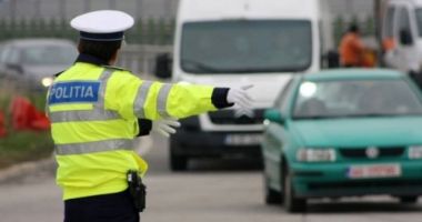 Stire din Eveniment : Un polițist a fost lovit și târât de o mașină care a trecut pe roșu