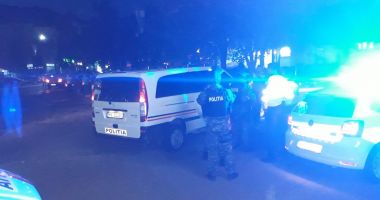 Stire din Eveniment : Bătaie cu bâte, topoare și pietre între două clanuri. Un bărbat a fost înjunghiat