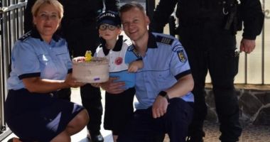 Stire din Eveniment : Poliția Română, surpriză memorabilă pentru un băiețel de 5 ani: “La mulți ani, Bogdănel!”