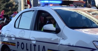CLIPE DE GROAZĂ ÎNTR-UN APARTAMENT! Un bărbat şi-a agresat soţia, dar şi pe poliţiştii veniţi în ajutorul femeii!