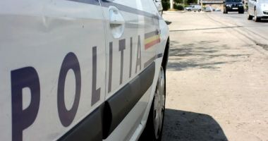 Stire din Eveniment : Un elev de la o școală din București a lipit pe o fereastră un steag fascist. Poliția a deschis dosar