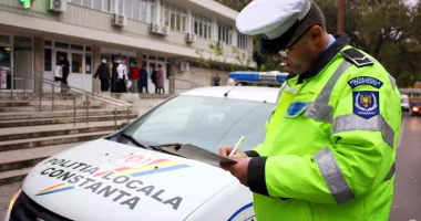 Stire din Eveniment : Vandalii nu scapă nepedepsiți. Poliția Locală a pus mâna pe cei care au spart stația de autobuz