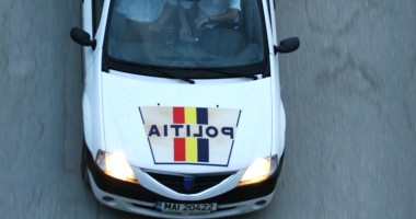 Stire din Eveniment : A tăiat marcajul dublu continuu și a lovit o Dacia Logan