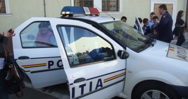 Stire din Eveniment : Copiii, sărbătoriți cum se cuvine de polițiști, jadarmi, pompieri și… deținuți