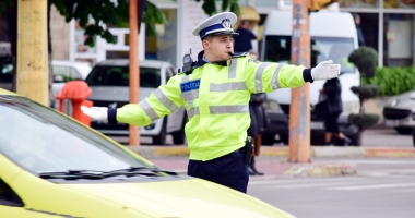 Stire din Eveniment : Poliția și-a scos "bobocii" din sursă externă, în intersecții, pentru practică. "În școli nu se fac astfel de pregătiri"