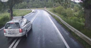 Stire din Eveniment : MAȘINĂ DE POLIȚIE PRINSĂ ÎN FLAGRANT. A DEPĂȘIT PESTE LINIA DUBLĂ CONTINUĂ