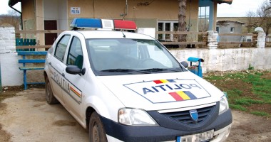 Stire din Eveniment : Hoții mergeau la furat sub escorta Poliției