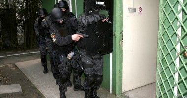 Stire din Eveniment : ZECI DE PERCHEZIȚII ÎN CONSTANȚA / Polițiștii de frontieră scotocesc locuințele contrabandiștilor de țigări