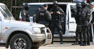 Stire din Eveniment : Cine cere demiterea polițistului mascat bătăuș din Constanța