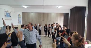 Elevi constănțeni, vizitați  de un specialist  din cadrul  poliției elvețiene - 2