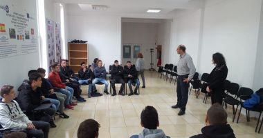 Elevi constănțeni, vizitați  de un specialist  din cadrul  poliției elvețiene