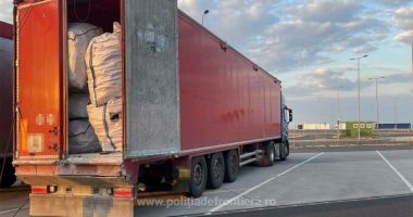 TIR-uri cu peste 30 de tone de deșeuri, oprite la intrarea în țară