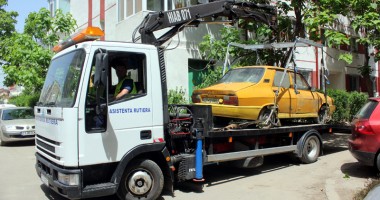 Stire din Eveniment : Constanța, "curățată" de rablele de pe trotuare