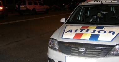 Stire din Eveniment : DOSAR PENAL PENTRU UN STUDENT DIN CONSTANȚA. A ignorat semnalul polițiștilor, după care a intrat cu mașina în autospeciala de la Rutieră