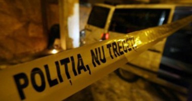 Stire din Eveniment : Crimă cu sânge rece. Mamă și fiu, uciși în fața fiicei de trei ani