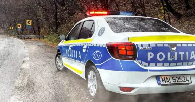 Stire din Eveniment : Un tânăr de 17 ani a murit după ce autoturismul în care se afla a ieșit în afara carosabilului