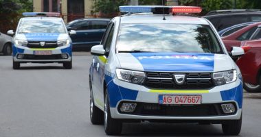 Stire din Eveniment : Atacator căutat de poliție, după ce a înjunghiat o tânără în scara blocului
