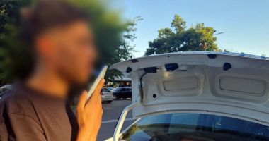 Stire din Eveniment : Un bărbat drogat le-a cerut polițiștilor să-i repare mașina