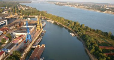 Stire din Economie : Politicienii și administrațiile locale luptă de trei decenii să pună mâna pe porturile maritime și fluviale