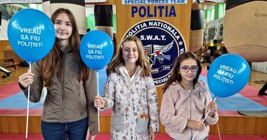 Stire din Eveniment : Cei mici i-au vizitat pe polițiștii constănțeni. Câinele SPOT, atracția copiilor