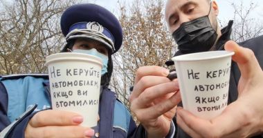 Stire din Actualitate : Poliţiştii români au oferit cafea şoferilor veniţi din Ucraina. Mesajul transmis pe pahare le-a atras tuturor atenţia
