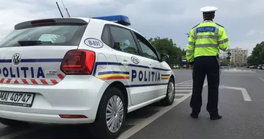 Stire din Eveniment : O camionetă condusă de un tânăr a intrat în plin într-o mașină staționată