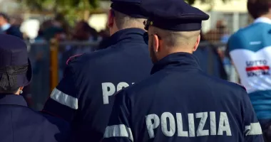Stire din Eveniment : A mușcat un polițist după ce a încercat să fure un televizor. Românca a fost arestată