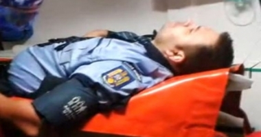 Stire din Eveniment : POLIȚIȘTI DIN CONSTANȚA, BĂTUȚI CHIAR ÎN FAȚA SEDIULUI! INDIVIZI BEȚI AU URINAT PE MAȘINA DE POLIȚIE, DUPĂ CARE AU UMILIT-O PE SOȚIA ȘEFULUI DE POST