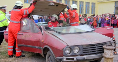 Polițiștii și descarcerarea, în acțiune la Școala nr. 31
