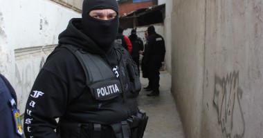 Stire din Eveniment : VIDEO/ Descinderi cu mascați la hoții și tâlharii din județul Constanța
