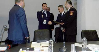 Polițist recompensat de pompieri după ce a ajutat la stingerea unui incendiu - 2