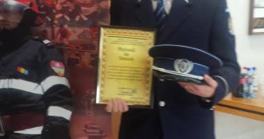 Polițist recompensat de pompieri după ce a ajutat la stingerea unui incendiu - 3
